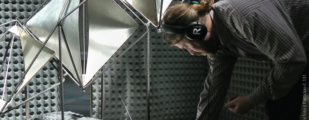 KONCEPTUÁLNÍ UMĚLEC, PEDAGOG A REKTOR AKADEMIE VÝTVARNÝCH UMĚNÍ V PRAZE PŘEDSTAVUJE V GALERII KAPLE SVÉ ZVUKOVÉ PARTICIPY