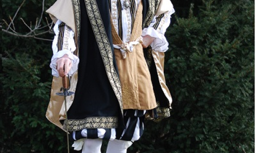 NOVÁ VÝSTAVA V MUZEJNÍM A GALERIJNÍM CENTRU VE VALAŠSKÉM MEZIŘÍČÍ ZAVEDE NÁVŠTĚVNÍKY DO HISTORIE STŘEDOVĚKÉHO ODÍVÁNÍ