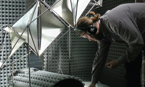 KONCEPTUÁLNÍ UMĚLEC, PEDAGOG A REKTOR AKADEMIE VÝTVARNÝCH UMĚNÍ V PRAZE PŘEDSTAVUJE V GALERII KAPLE SVÉ ZVUKOVÉ PARTICIPY