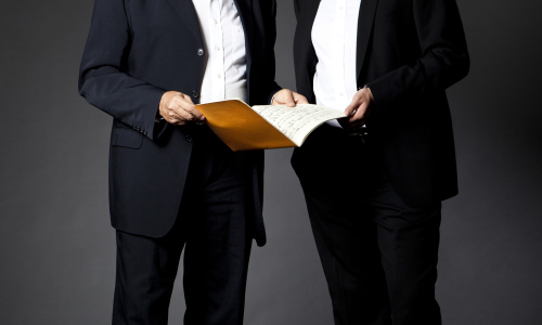 Otec a syn Klánští u jednoho klavíru v Kázetku