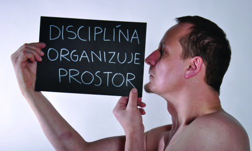 František Kowolowski vytvořil svébytnou instalaci v galerii Kaple ve Valašském Meziříčí